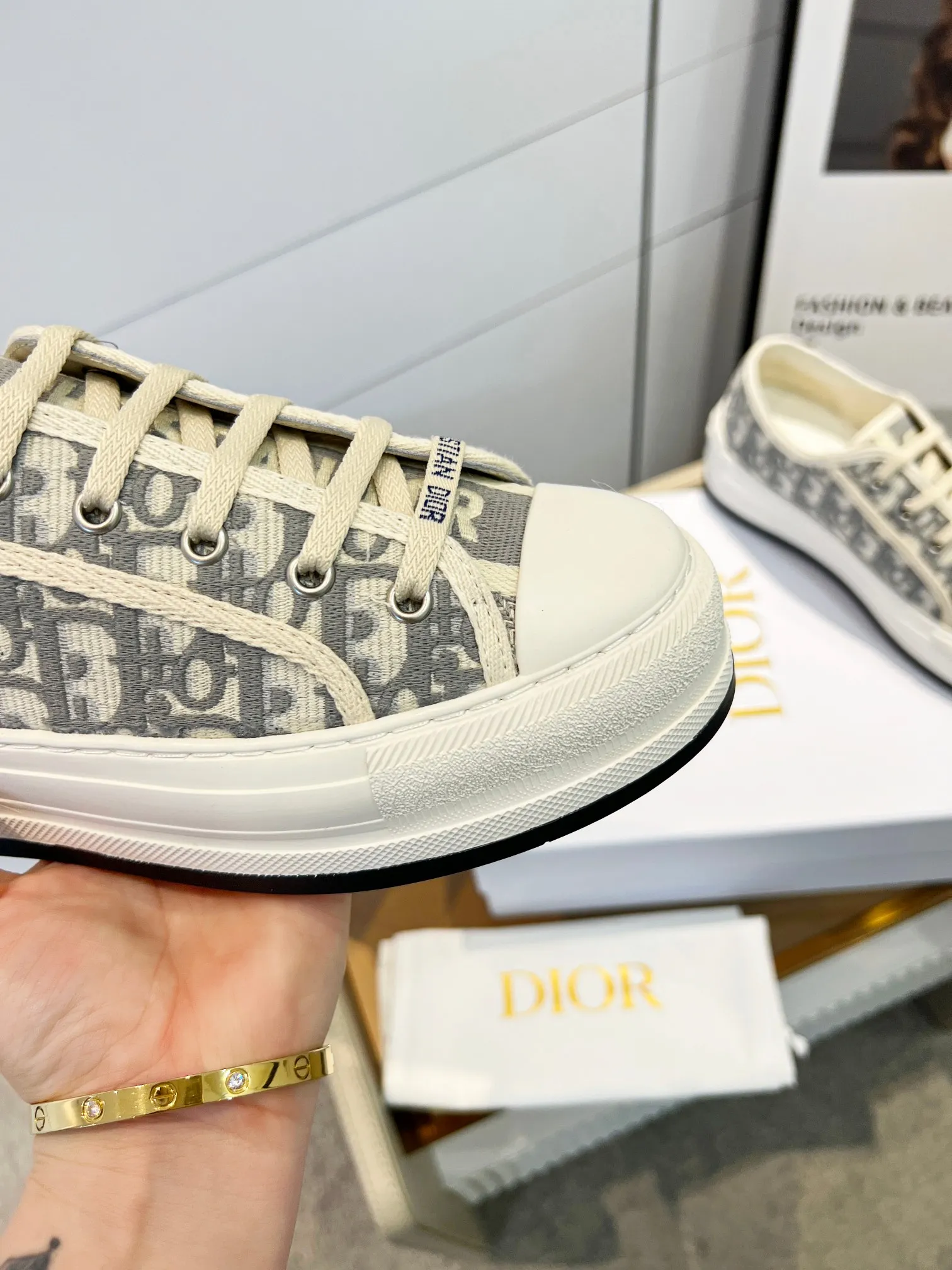 👟👟Ex-factory price 520👟👟 Dior Dior's latest spring and summer catwalk style casual thick-soled cloth shoes. It is hard to find one shoe in the counter. Jin Zhixiu has the same style with many Internet celebrities. The fried chicken on the feet is versatile, authentic Taikoo Hui purchase and development. High-end customized upper material, 3D electric embroidered three-dimensional cloth surface, the outsole is perfectly reproduced, the foot feels very comfortable, the original full set of packaging code number 35-40 (41 customized)